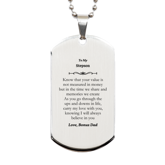 Placa de identificación de plata grabada para hijastro: lleva mi amor contigo en los altibajos de la vida. Regalo de graduación perfecto para hijastro. Mensaje inspirador adicional para papás para la confianza y la esperanza de los hijastros.