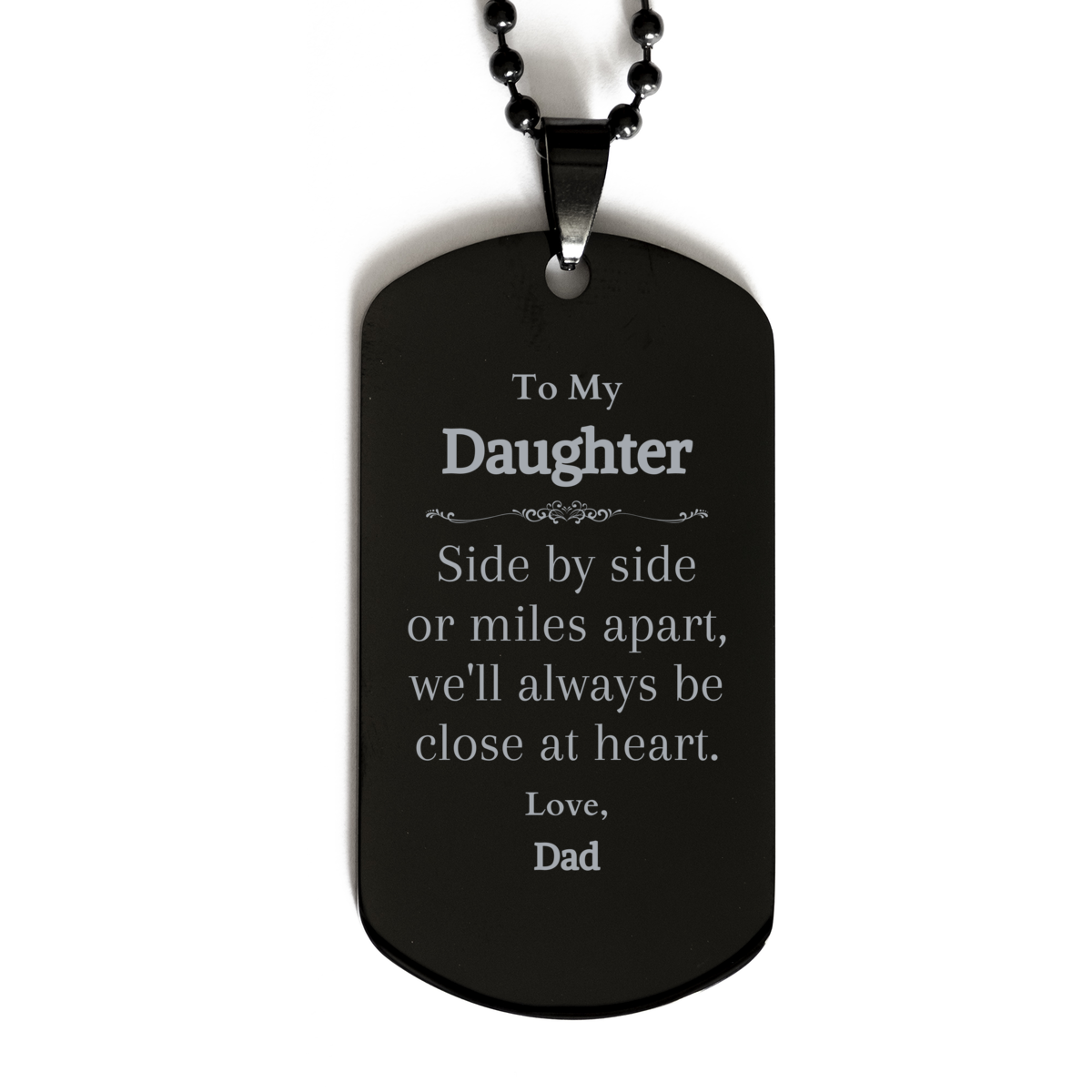 Placa de identificación negra para hija con texto "Close at Heart Love Dad", regalo grabado para cumpleaños y graduaciones