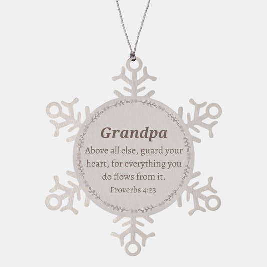 Adorno de copo de nieve para abuelo: Guarde su corazón, regalo de Navidad grabado para abuelo, Proverbios inspiradores 4:23, decoración navideña con cita significativa